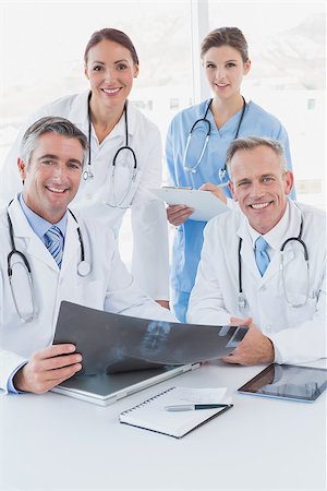 simsearch:400-06799497,k - Doctor holding up an x-ray with fellow doctors Stockbilder - Microstock & Abonnement, Bildnummer: 400-07752058