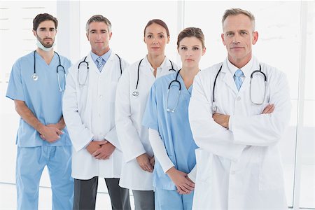 simsearch:400-06799497,k - Doctors looking at the camera with folded arms Stockbilder - Microstock & Abonnement, Bildnummer: 400-07752076