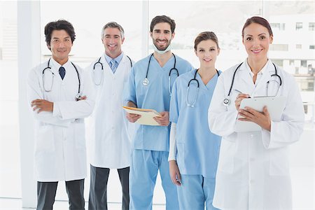 simsearch:400-06799497,k - Smiling doctors all standing together and looking at the camera Stockbilder - Microstock & Abonnement, Bildnummer: 400-07752079