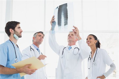 simsearch:400-06799497,k - Doctor holding up an x-ray with fellow doctors Stockbilder - Microstock & Abonnement, Bildnummer: 400-07752093