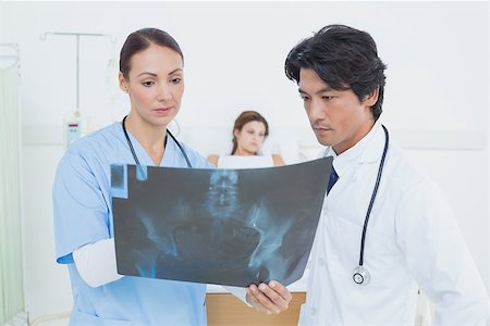 simsearch:400-07778150,k - Nurse and doctor with x-ray in front of their patient Stock Photo - Budget Royalty-Free & Subscription, Code: 400-07752107