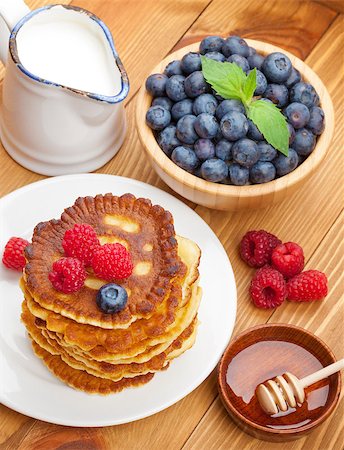 simsearch:400-09019412,k - Pancakes with raspberry, blueberry, milk and honey syrup. On wooden table Foto de stock - Super Valor sin royalties y Suscripción, Código: 400-07776938