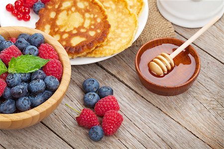 simsearch:400-09019412,k - Pancakes with raspberry, blueberry, mint and honey syrup. On wooden table Foto de stock - Super Valor sin royalties y Suscripción, Código: 400-07776942