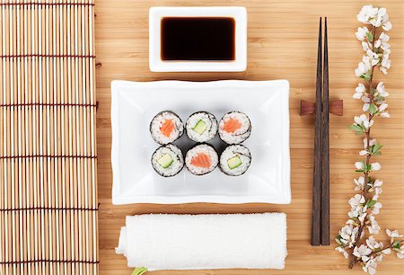 simsearch:400-08072780,k - Sushi maki set with fresh sakura branch over bamboo table Stockbilder - Microstock & Abonnement, Bildnummer: 400-07777057