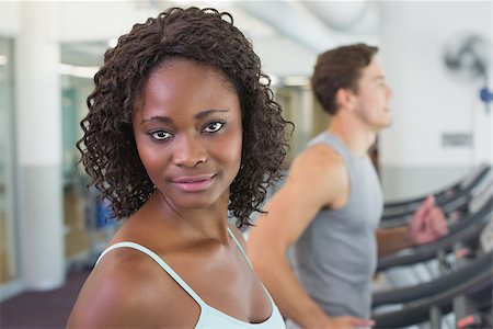 simsearch:400-07777565,k - Fit woman smiling at camera on treadmill at the gym Stockbilder - Microstock & Abonnement, Bildnummer: 400-07777584