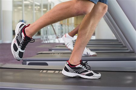 simsearch:400-07725931,k - Fit man and woman running on treadmill at the gym Photographie de stock - Aubaine LD & Abonnement, Code: 400-07777587