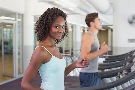 simsearch:400-07777565,k - Fit woman smiling at camera on treadmill at the gym Stockbilder - Microstock & Abonnement, Bildnummer: 400-07777583