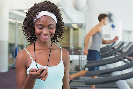 simsearch:400-07777565,k - Pretty trainer looking at her stopwatch at the gym Stockbilder - Microstock & Abonnement, Bildnummer: 400-07777600