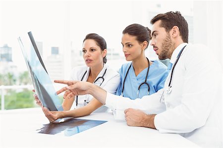 simsearch:400-07778150,k - Male and female doctors examining x-ray in the medical office Stock Photo - Budget Royalty-Free & Subscription, Code: 400-07778151