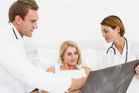 simsearch:400-07778150,k - Male doctor explaining x-ray to patient in the hospital Stock Photo - Budget Royalty-Free & Subscription, Code: 400-07778207