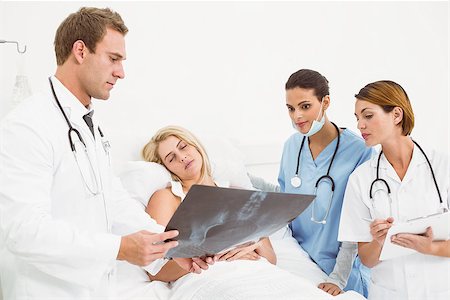 simsearch:400-07778150,k - Doctors explaining x-ray to patient in the hospital Stock Photo - Budget Royalty-Free & Subscription, Code: 400-07778208