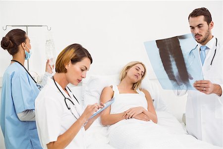 simsearch:400-07778150,k - Doctors and patient with x-ray in the hospital Stock Photo - Budget Royalty-Free & Subscription, Code: 400-07778215