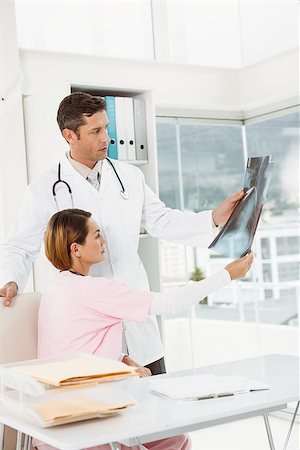 simsearch:400-07275966,k - Two serious doctors examining x-ray in the medical office Foto de stock - Super Valor sin royalties y Suscripción, Código: 400-07778476