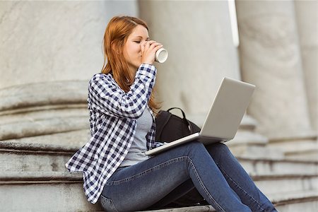 Woman drinking coffee and using laptop outside in the street Foto de stock - Super Valor sin royalties y Suscripción, Código: 400-07778587