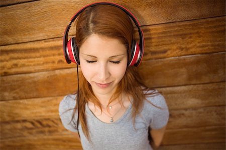simsearch:400-07778671,k - Peaceful redhead listening to music with closed eyes in the city Fotografie stock - Microstock e Abbonamento, Codice: 400-07778656