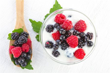 Yogurt with forest berries in bowl on white wooden background Foto de stock - Super Valor sin royalties y Suscripción, Código: 400-07770346