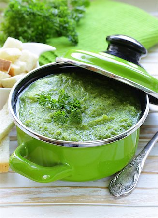 simsearch:400-07298426,k - vegetable broccoli cream soup with white croutons and parsley Stock Photo - Budget Royalty-Free & Subscription, Code: 400-07771227