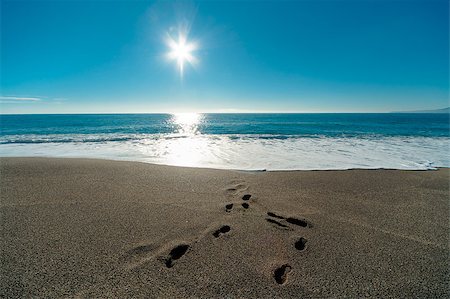 simsearch:400-07625542,k - Sunny day, blue sea and footprints in the sand Foto de stock - Super Valor sin royalties y Suscripción, Código: 400-07771379
