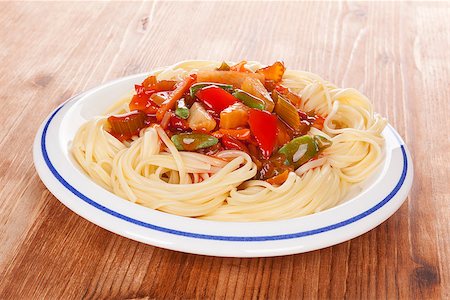 simsearch:656-02702879,k - Delicious thai vegetarian pasta on white plate on wooden background. Healthy vegetarian eating. Photographie de stock - Aubaine LD & Abonnement, Code: 400-07771441