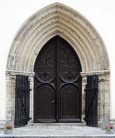 simsearch:400-04691130,k - Ancient wooden door design in old city in Tallinn, Estonia Foto de stock - Super Valor sin royalties y Suscripción, Código: 400-07771505