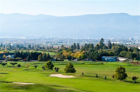 Orchard Greens Golf Course with Kelowna in the background Foto de stock - Royalty-Free Super Valor e Assinatura, Número: 400-07771601