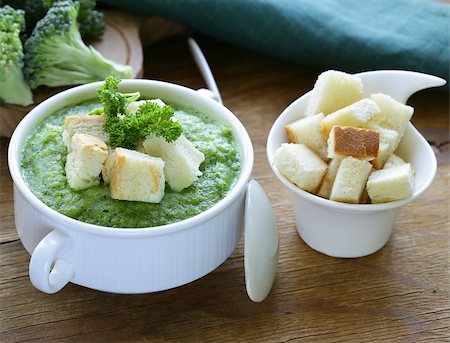 simsearch:400-08786286,k - vegetable broccoli cream soup with white croutons and parsley Fotografie stock - Microstock e Abbonamento, Codice: 400-07772009