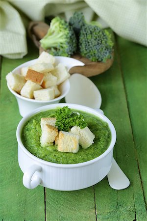 simsearch:400-08786286,k - vegetable broccoli cream soup with white croutons and parsley Fotografie stock - Microstock e Abbonamento, Codice: 400-07772012