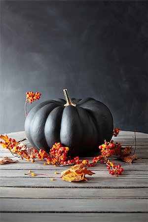 simsearch:400-05265311,k - Black colored pumpkin with berries and leaves on table Foto de stock - Super Valor sin royalties y Suscripción, Código: 400-07772125