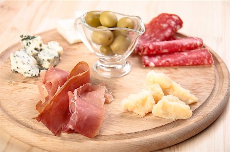 simsearch:400-06082979,k - Italian antipasto with ham, olive, cheese, and salami Photographie de stock - Aubaine LD & Abonnement, Code: 400-07772488