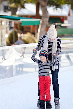 simsearch:400-08315867,k - happy family of two ice skating together Photographie de stock - Aubaine LD & Abonnement, Code: 400-07772680