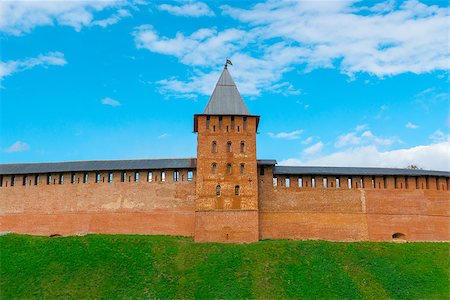 tower and wall of Novgorod Kremlin's redbrick Foto de stock - Super Valor sin royalties y Suscripción, Código: 400-07772710