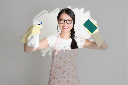 Asian Chinese young woman housewife, spraying detergent and wiping over dirty glass. Foto de stock - Super Valor sin royalties y Suscripción, Código: 400-07772760