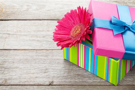 simsearch:400-08298802,k - Purple gerbera flower in gift box on wooden table with copy space Photographie de stock - Aubaine LD & Abonnement, Code: 400-07773110