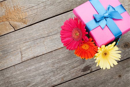 simsearch:400-08298802,k - Colorful gerbera flowers in gift box on wooden table with copy space Photographie de stock - Aubaine LD & Abonnement, Code: 400-07773111