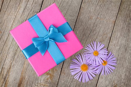 simsearch:400-08298802,k - Purple gift box and gerbera flowers on wooden table background Photographie de stock - Aubaine LD & Abonnement, Code: 400-07773130