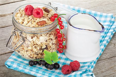 simsearch:400-04393799,k - Healty breakfast with muesli, berries and milk. On wooden table Fotografie stock - Microstock e Abbonamento, Codice: 400-07773147