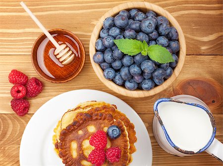 simsearch:400-09019412,k - Pancakes with raspberry, blueberry, milk and honey syrup. On wooden table Foto de stock - Super Valor sin royalties y Suscripción, Código: 400-07773185