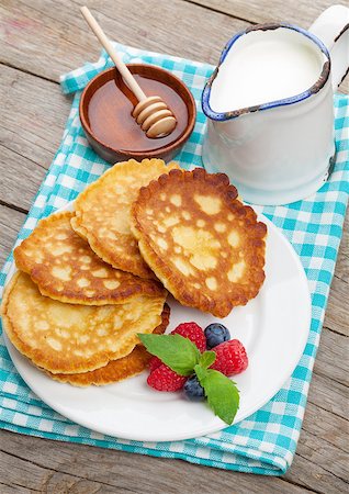 simsearch:400-09019412,k - Pancakes with raspberry, blueberry, milk and honey syrup. On wooden table Foto de stock - Super Valor sin royalties y Suscripción, Código: 400-07773186