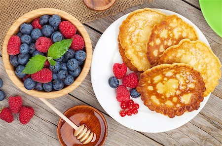 simsearch:400-09019412,k - Pancakes with raspberry, blueberry, mint and honey syrup. On wooden table Foto de stock - Super Valor sin royalties y Suscripción, Código: 400-07773189