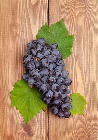 Bunch of red grapes on wooden table background Stock Photo - Budget Royalty-Free & Subscription, Code: 400-07773238