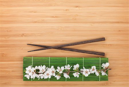 simsearch:400-07719212,k - Chopsticks and sakura branch over bamboo mat on table with copy space Fotografie stock - Microstock e Abbonamento, Codice: 400-07773305