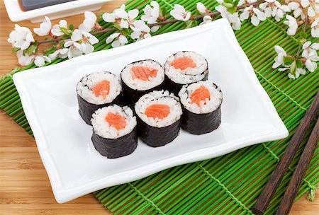 simsearch:689-03123940,k - Sushi maki set and sakura branch on bamboo table Photographie de stock - Aubaine LD & Abonnement, Code: 400-07773302
