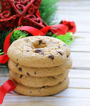 simsearch:400-07614271,k - cookies with chocolate on a wooden background with Christmas tree branches and decorations Foto de stock - Royalty-Free Super Valor e Assinatura, Número: 400-07773549