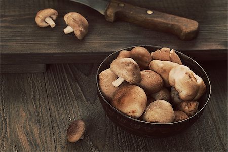 simsearch:400-07430898,k - Cooking imgredients. Shiitake mushrooms on wood. Photographie de stock - Aubaine LD & Abonnement, Code: 400-07773979