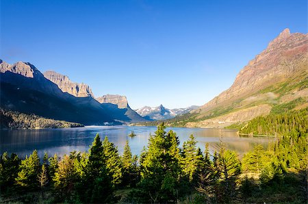 Scenic view of lake and mountain range in Glacier NP, Montana, USA Foto de stock - Super Valor sin royalties y Suscripción, Código: 400-07794086