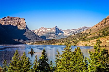 Landscape view of lake and mountain range in Glacier NP, Montana, USA Foto de stock - Super Valor sin royalties y Suscripción, Código: 400-07794087