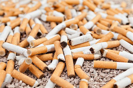 simsearch:400-06876304,k - Ashtray full of fallen smoked cigarettes in the sand Stockbilder - Microstock & Abonnement, Bildnummer: 400-07794467