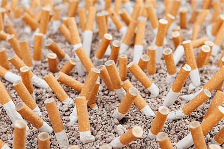 simsearch:400-06876304,k - Ashtray closeup full of smoked cigarettes in the sand Stockbilder - Microstock & Abonnement, Bildnummer: 400-07794462