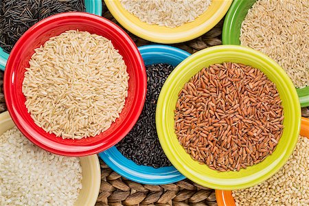simsearch:400-07300783,k - a variety of rice grains on colorful ceramic bowls against a woven water hyacinth mat, top view Stockbilder - Microstock & Abonnement, Bildnummer: 400-07795586