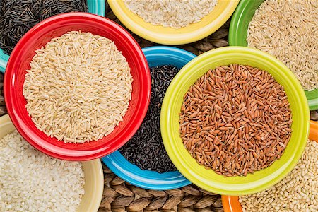 simsearch:400-08342097,k - a variety of rice grains on colorful ceramic bowls against a woven water hyacinth mat, top view Foto de stock - Super Valor sin royalties y Suscripción, Código: 400-07795586